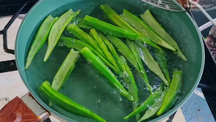 Blanch the okra: Boil water, then add the okra and blanch for about 1 minute until the color starts to darken. Immediately transfer to cold water to stop the cooking process.