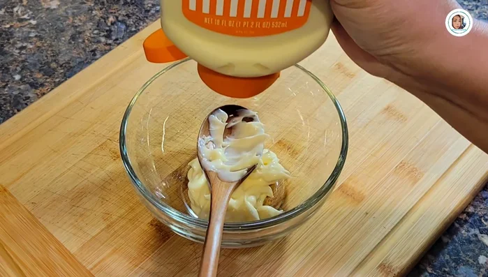 Prepare the dipping sauce: Mix mayonnaise and chicken sauce. Adjust the amount of chicken sauce for desired sweetness.