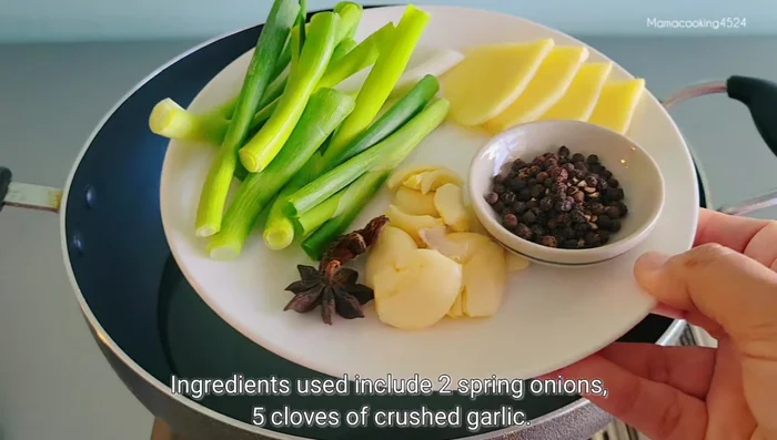 In a pot, boil 1 liter of water with crushed garlic, shallots, spring onions, ginger, black peppercorns, brown sugar, white soy sauce, and Chinese five spice powder. Boil until sugar dissolves.
