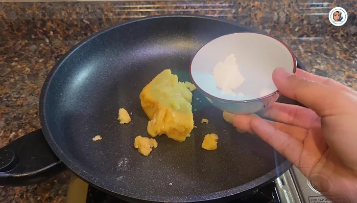 Prepare the filling: Stir-fry coconut sugar with a little water until dissolved. Add grated coconut and young coconut, stir-frying until combined and slightly soft. Avoid over-drying.