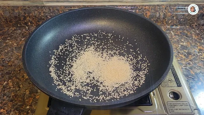Roast white sesame seeds over low heat until the color changes slightly. Set aside to cool.