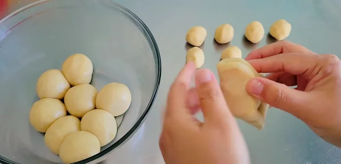 Shape the fillings into balls (approx. 36-37 grams).