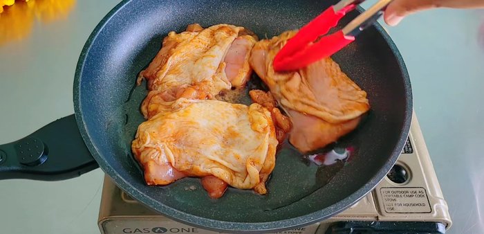 Arrange chicken thighs in the pan. Add remaining marinade sauce.