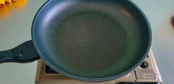 Heat up the pan, add vegetable oil.