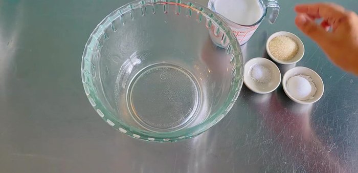Prepare the coconut milk topping: Mix 0.5 teaspoon rice flour, 1 tablespoon rice flour, sugar, and 1 cup coconut milk until sugar dissolves.