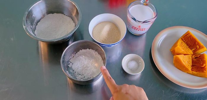 Mix rice flour, tapioca flour, and salt.