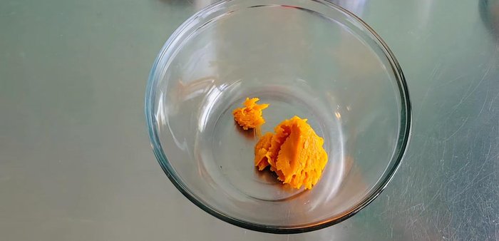 Crush 100 grams of steamed pumpkin flesh.