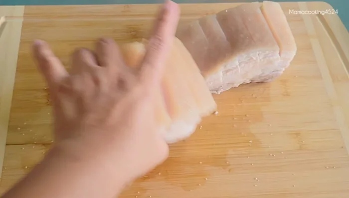 Sprinkle salt and lime juice on the pork skin, then soak in vinegar for 10 minutes. Dry in the sun.