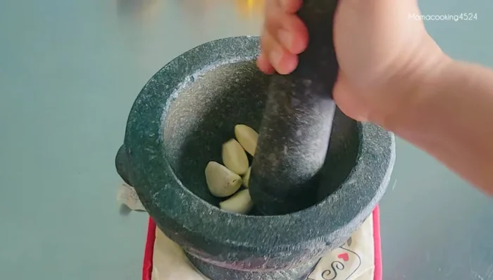 Pound pepper and garlic into a paste. Prepare pickled cabbage by washing, soaking, and cutting into 1cm pieces.