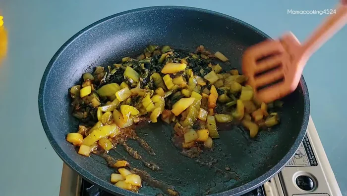 Add a little sesame oil and stir-fry until fragrant. Turn off the heat.