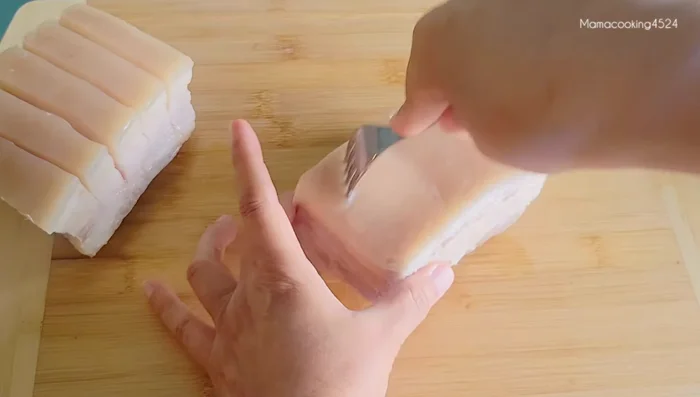 Remove pork belly, prick the skin thoroughly, and cut into small pieces (no more than 2cm wide).