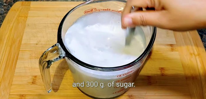 Prepare the coconut milk mixture: Combine 600ml coconut milk, 300g sugar, salt, and 3/4 tbsp of rice flour. Mix until dissolved. You can microwave for 1 minute to help dissolve.