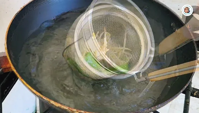 Boil the noodles with bean sprouts and Chinese broccoli until soft. (117)