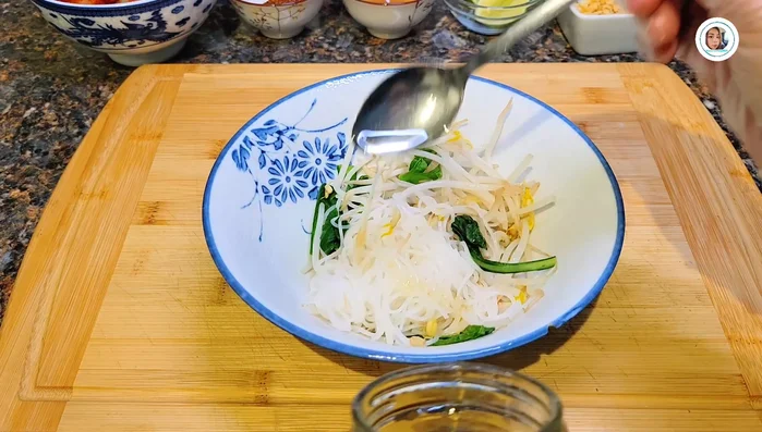 Add oil and fried garlic to the noodles to prevent sticking. (154.239)