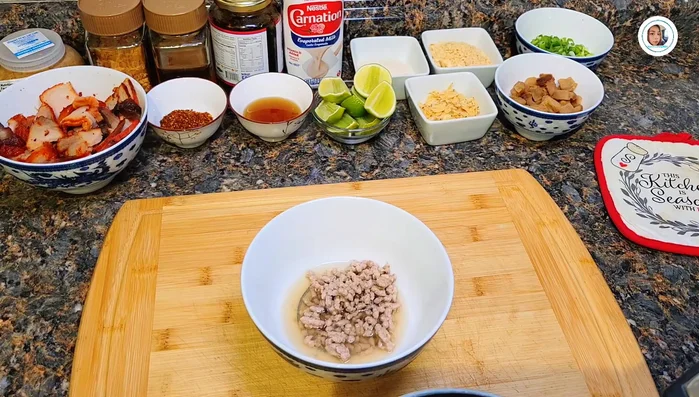 Prepare the Tom Yum sauce: Mix water, dried shrimp, sugar, fish sauce, chili paste, pickled mustard greens, and chili powder. (162.44)