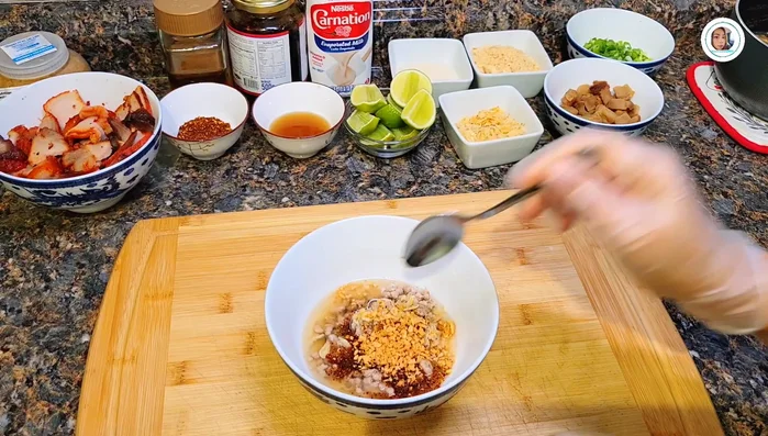 Add instant noodles, fried garlic, and condensed milk to the Tom Yum sauce. (201.72)
