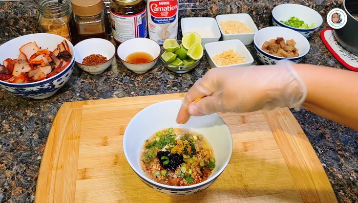 Add spring onions, coriander, ground peanuts, and lemon juice to the sauce. (213.64)