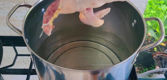 Heat 7 liters of water in a pot. Once boiling, add the chicken and blood clots. Reduce heat to medium-low and skim off any fat or blood.