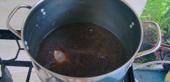 Return the chicken and blood clots to the pot, and simmer for another 30-40 minutes.
