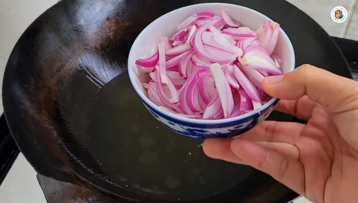 Fry the shallots until golden yellow.
