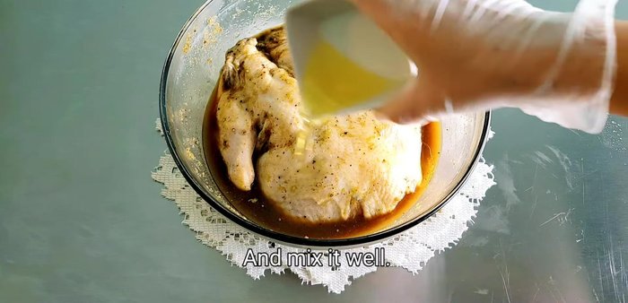 After 3 hours, add 2-3 tablespoons of vegetable oil to the marinated chicken and mix well. (143.879)