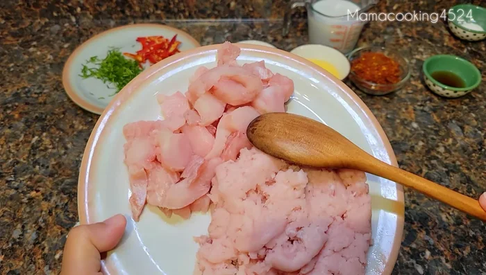 Prepare sliced and ground snakehead fish. Add curry paste.