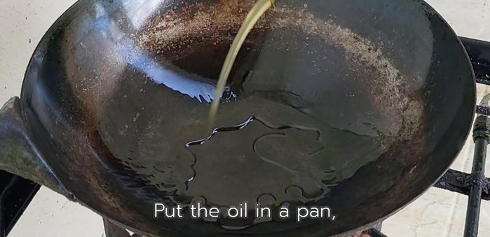 Heat a frying pan over medium heat. Add 2 tablespoons of cooking oil.