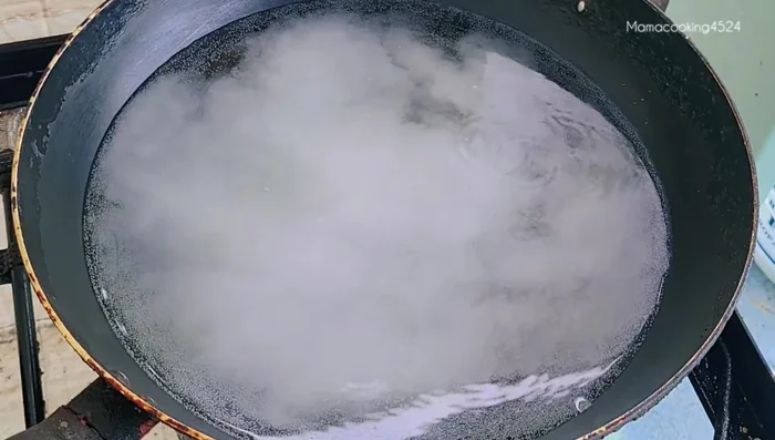 Boil water in a pot. Add pork belly, a bit of salt, and boil for 30 minutes until the pork puffs up and thickens.