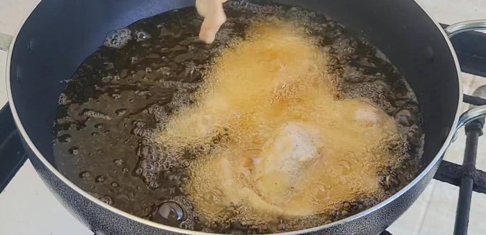 Fry the chicken in medium heat until both sides are golden yellow and crispy. Don't flip it too often. Fry one side until yellow, then flip to prevent oil absorption. (110)