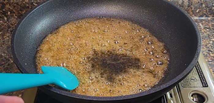 Add 2-3 tablespoons of water, stir-fry, and then add 3 tablespoons of fish sauce. Stir-fry for about 1 minute. (170.72)