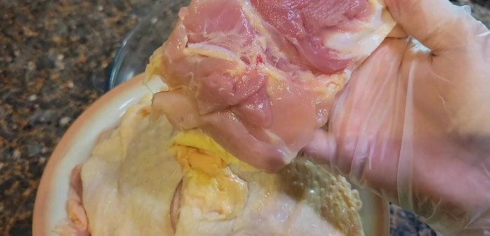 Remove bones from 5 chicken thigh pieces. Marinate with ground pepper, seasoning powder, fish sauce, and instant noodles. Let it rest for about 1 hour. (33.48)