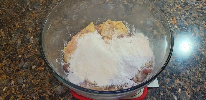 Add 6 tablespoons of rice flour and 3 tablespoons of crispy flour to the marinated chicken. Mix well. (70.6)