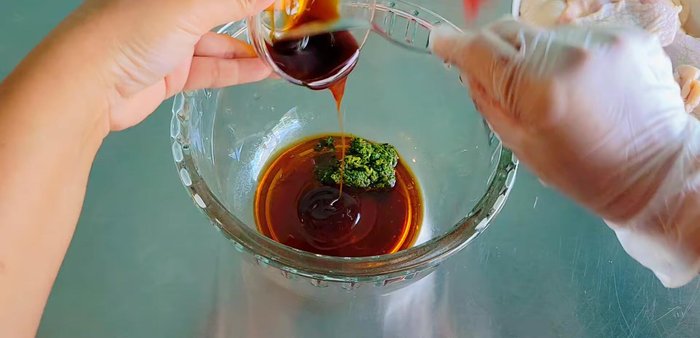 In a bowl, combine garlic, pepper, coriander, light soy sauce, oyster sauce, honey, and vegetable oil.