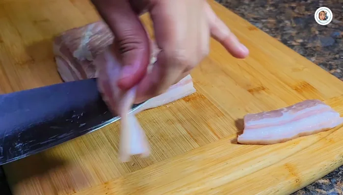 Cut pork belly into 2-3mm thick pieces.