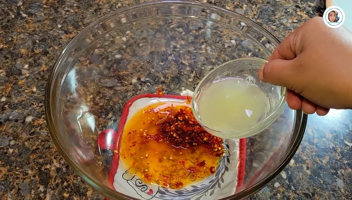 Prepare the noodle dressing: Mix 2 tablespoons fish sauce, half a tablespoon palm sugar, 3 tablespoons lime juice, and a pinch of seasoning powder. Adjust to taste.