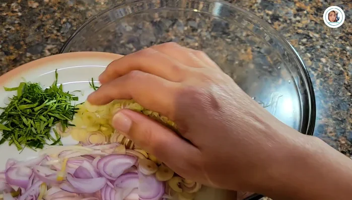 Assemble the dish: Combine the fried pork, chili paste, and side dishes in a bowl. Add the noodle dressing.