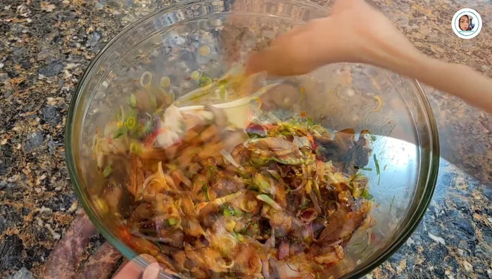 Serve: Mix everything together and serve with instant noodles, garnished with basil or mint leaves.