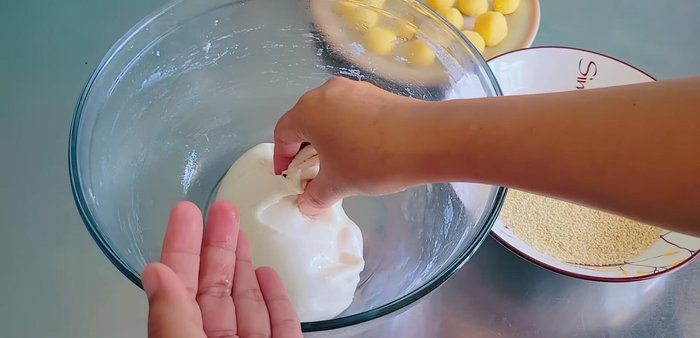 Roll the dough balls in white sesame seeds.