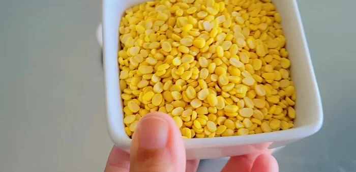 Rinse mung beans 3-4 times until water runs clear. Soak in hot water until cool, then drain.