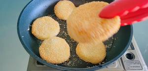 Crispy Sesame Snacks: Easy Glutinous Rice Flour Recipe