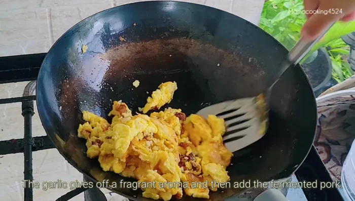Add the crushed sausage and stir-fry.