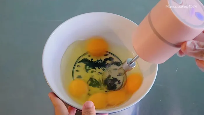 Beat 5 eggs together like you're making an omelet.