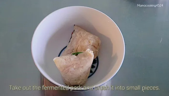 Prepare the sausage (about 200 grams). Unwrap and roughly crush it.