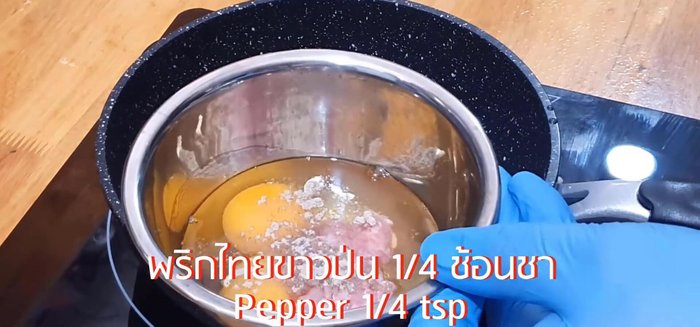 Whisk the eggs with white soy sauce and white pepper.