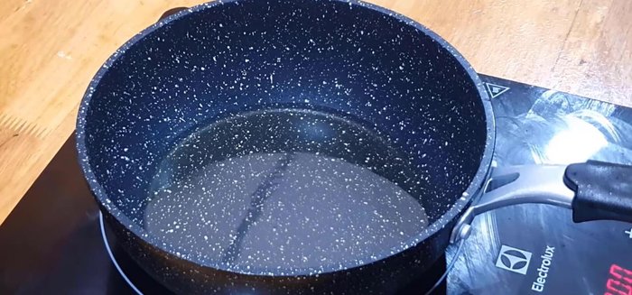 Heat up the oil in a non-stick pan.
