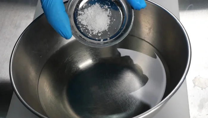 Prepare the water for soaking eggplant. Add 1 teaspoon of salt and 1-2 teaspoons of lemon juice. The amount of water should be enough to cover the eggplant.