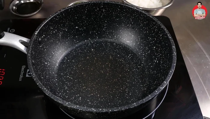 Heat vegetable oil (15 grams) in a frying pan.
