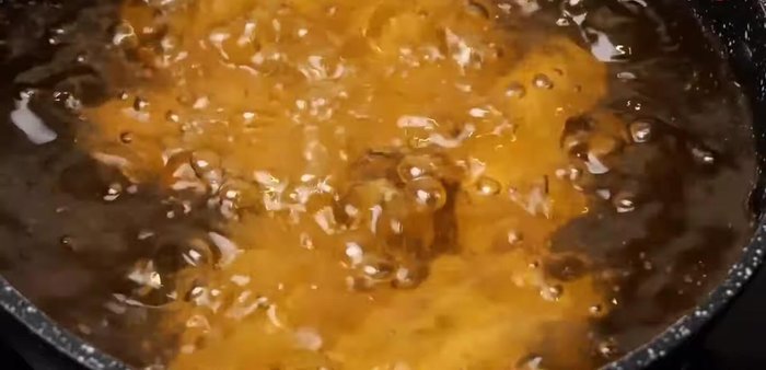 Heat oil in a pan on high heat. Fry the marinated chicken wings until lightly cooked and the flour sticks to the chicken.