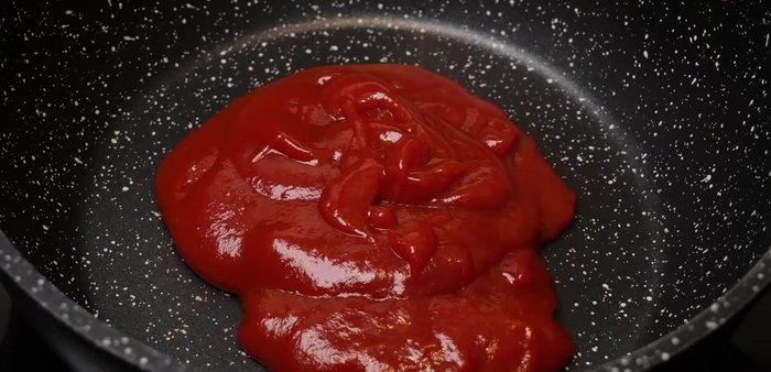 Prepare the red wine sauce: Combine ketchup, granulated sugar, white soy sauce, ground white pepper, sesame oil, plain water, and roasted sesame seeds in a pan. Heat until the sugar dissolves and the ingredients are mixed.