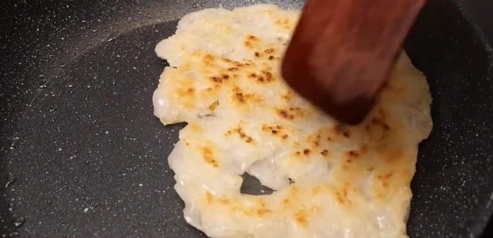 In a wok or pan, heat vegetable oil. Add carrots (peeled or grated) due to their hardness.